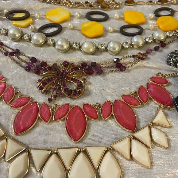 Jessica Simpson, Charming Charlie, Robert Rose to name a few ~14 necklace lot. - Picture 3 of 8